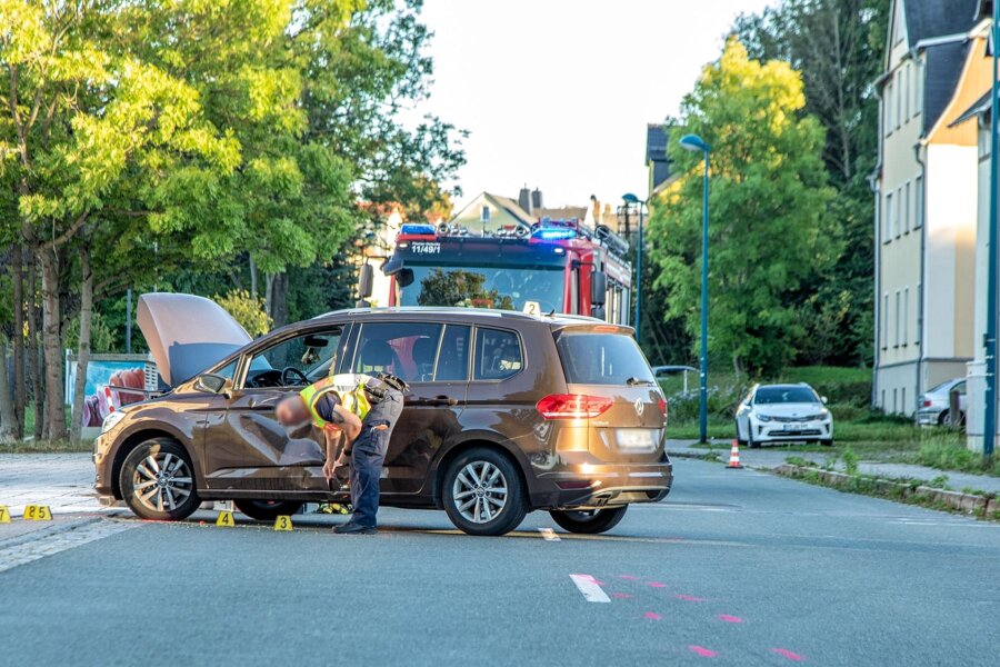 Rettungshubschrauber nach Unfall in Oelsnitz im Einsatz: 15-Jähriger schwer verletzt - Ein VW und eine Simson sind am späten Mittwochnachmittag auf der Bahnhofstraße in Oelsnitz zusammengeprallt.
