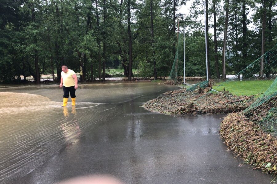 Rettungskräfte im Vogtland weiter im Dauereinsatz - Talsperre Pirk fast voll - Überfluteter Sportplatz in Weischlitz