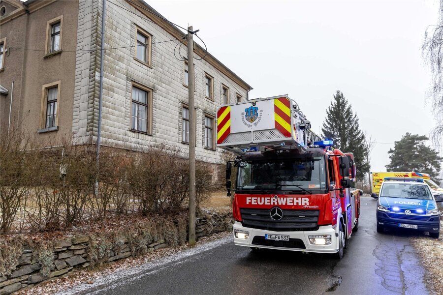 Rettungskräfte nach Freiberg-Halsbach gerufen - Rettungskräfte sind am Freitagvormittag zu einem Brand in Freiberg-Halsbach nahe der B 173 gerufen worden.