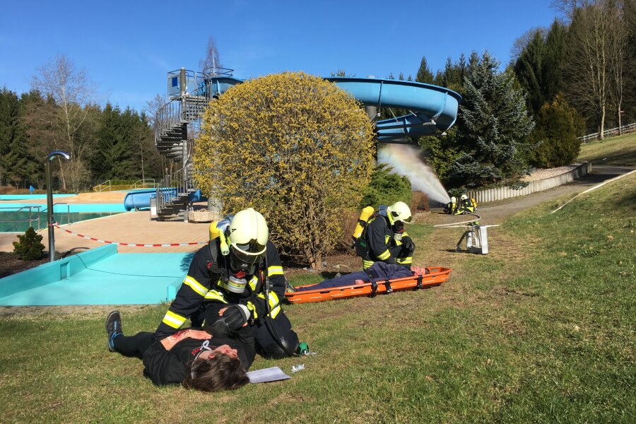 Rettungskräfte rücken zu Übung im Hartensteiner Freibad aus - 