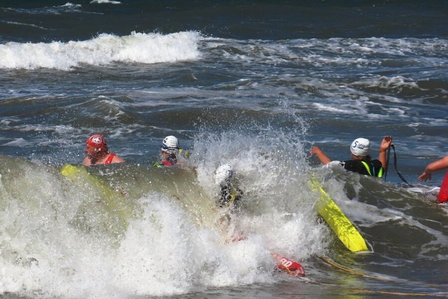 Übung bei Windstärke 8 im Ostseebad Nienhagen: Bis zu 1,5 Meter hohe Wellen boten den Rettungsschwimmern der DRK-Wasserwacht Koberbachtalsperre ideale Bedingungen, um Erfahrungen im Brandungsschwimmen zu sammeln.
