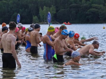 Rettungsschwimmer erkämpft Platz auf Podest - So etwas nennt man Tradition: Bereits zum 28. Mal hat das Oberwaldschwimmen um das Blaue Band in Callenberg stattgefunden - mit 56 Startern in sieben Altersklassen. 