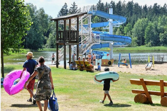 Rettungsschwimmer fehlt Im beliebten Erzengler Naturteich bei Brand