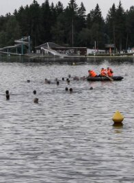 Rettungsschwimmer über Unfall: Die Hilfsbereitschaft war enorm - Auf und im Filzteich lief am Sonntagnachmittag die Suche nach einem vermissten Badegast. 