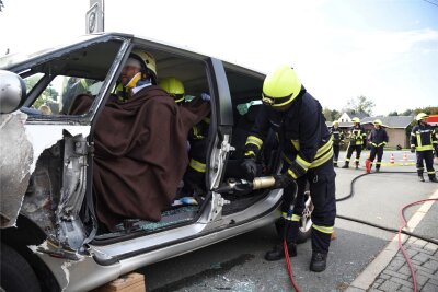 Rettungsübung sorgt in Tirpersdorf für Aufsehen - Die freiwillige Feuerwehr in Tirpersdorf stellte eine realistische Unfallrettung dar.