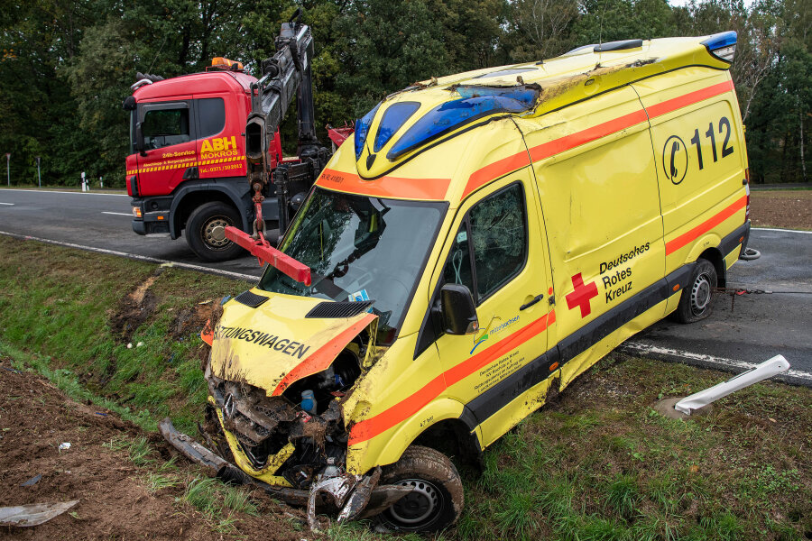 Rettungswagen kommt von Straße ab - Ein Rettungswagen des DRK ist am Samstagnachmittag auf der B175 bei Rochlitz verunglückt.