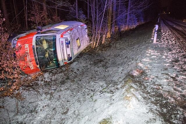 Rettungswagen landet im Seitengraben - 