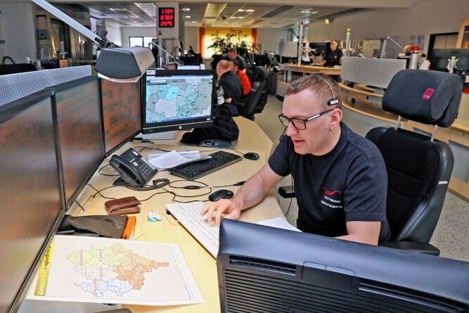 Rettungswagen müssen häufiger ausrücken - Blick in die Leitstelle in Zwickau, wo rund 500-mal am Tag das Telefon klingelt.