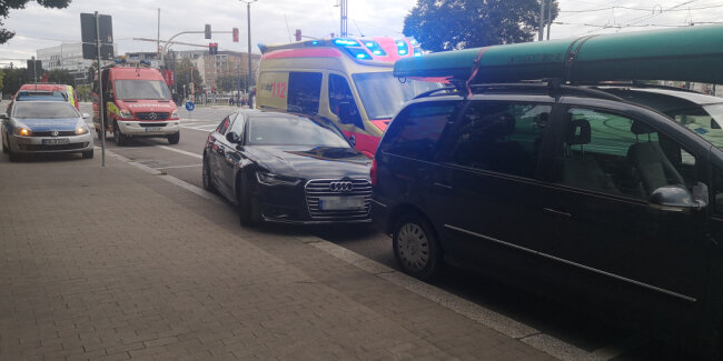 Rettungswagen prallt gegen parkendes Auto in Chemnitz - Ein Verletzter und hoher Sachschaden - Ein Rettungswagen kam aus ungeklärter Ursache von der Fahrbahn ab und prallte gegen einen parkenden Audi. 