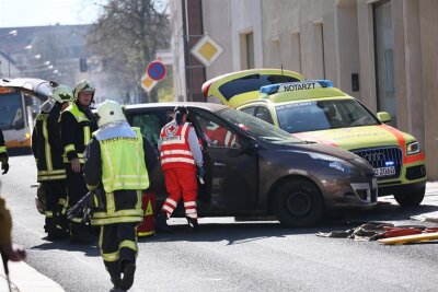 Rettungswagen und Renault zusammengestoßen - 