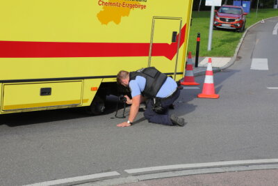Rettungswagen verliert Reifen - 