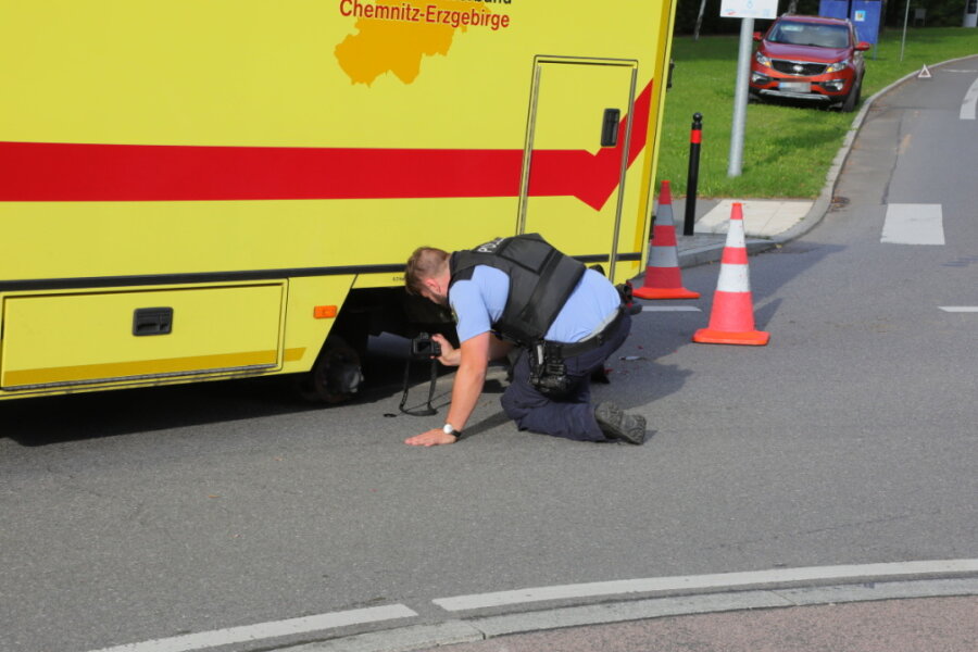 Rettungswagen verliert Reifen - 