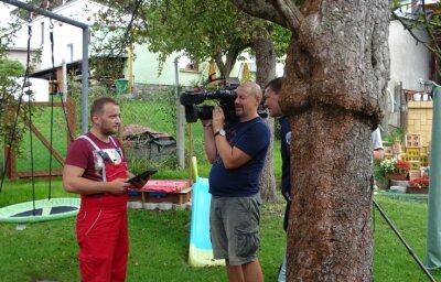 Reumtengrün spielt Trümpfe im TV aus - Frederic Schaarschmidt (links) steht dem Team des MDR für die Sendung "Unser Dorf hat Wochenende" in Reumtengrün Rede und Antwort. 