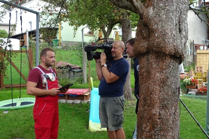 Reumtengrün spielt Trümpfe im TV aus - Frederic Schaarschmidt (links) steht dem Team des MDR für die Sendung "Unser Dorf hat Wochenende" in Reumtengrün Rede und Antwort. 