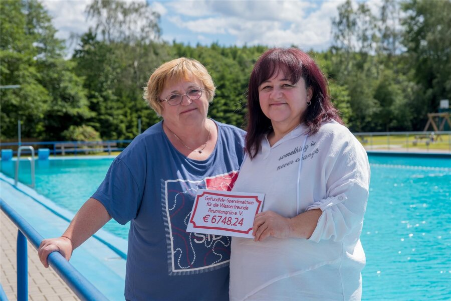 Reumtengrüner Bad öffnet am Donnerstag: Diese Gäste haben freien Eintritt - Jana Klinder (rechts) übergibt an Martina Anders von den Wasserfreunden über 6700 Euro Spenden.