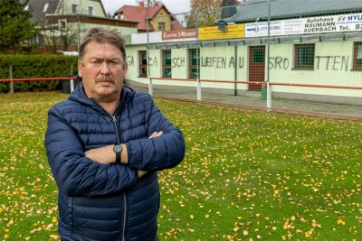 Reumtengrüner verärgert über Hetzparolen auf Turnhallen-Fassade - Uwe Ebert ist entsetzt über die Hetzschrift am Sportlerheim. Dazu missbraucht wurde der Komplex schon öfter.