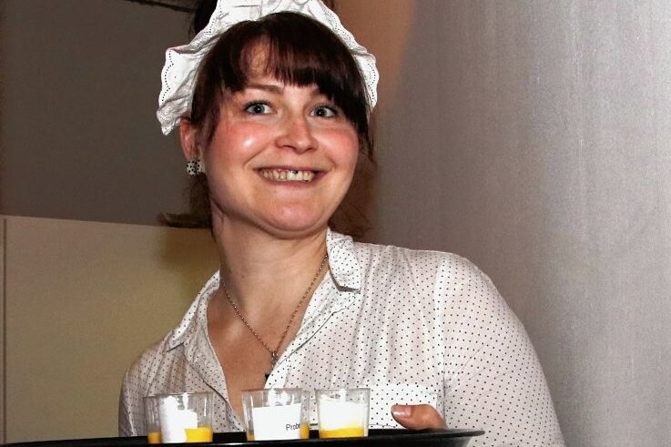 Reumtengrünerin entführt Eierlikörkrone aus Reimersgrün - Josephine Dietzsch kredenzte der Jury den Eierlikör. Insgesamt 18 Proben musste sie ausreichen. 