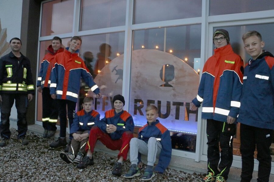Der Reuther Feuerwehrchef Hardy Baumann (links) mit dem Feuerwehrnachwuchs Alfred, Kurt, Rudi, Hans, Arthur, Albrecht und Anton vor dem neuen Schwibbogen. 