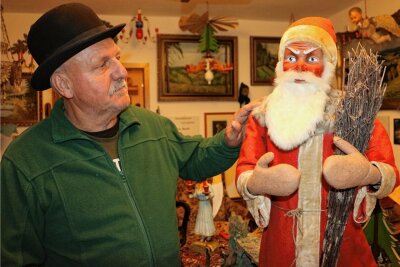 Reuther Original findet Platz im Museum - Den alten Weihnachtsmann aus der Reuther Bäckerei zeigt Klaus Hechler jetzt in seinem Heimatmuseum.
