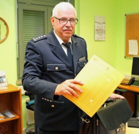 Revierleiter: Die Leute hier achten aufeinander - Helmut Schäffer räumt seinen Schreibtisch für den Nachfolger. Seit 1997 war der gebürtige Zwickauer Leiter des Polizeireviers in Werdau.