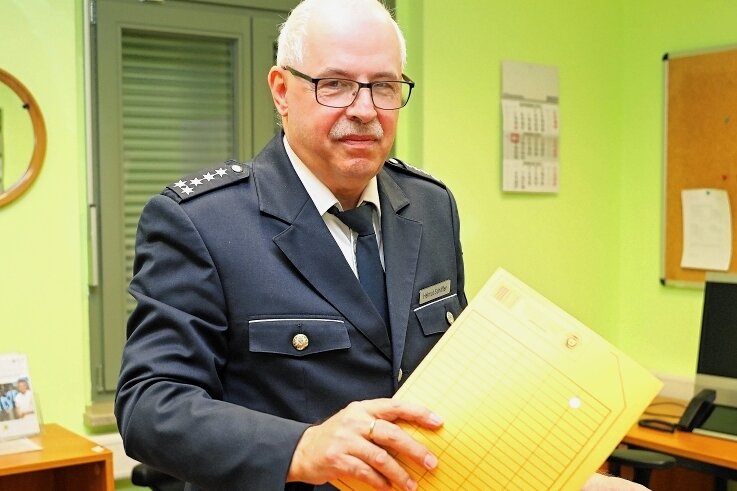 Revierleiter: Die Leute hier achten aufeinander - Helmut Schäffer räumt seinen Schreibtisch für den Nachfolger. Seit 1997 war der gebürtige Zwickauer Leiter des Polizeireviers in Werdau.