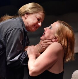 Revolte und Scheitern - Christine Gabsch (links) als Solange und Susanne Stein als Claire.