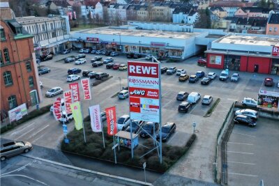 Rewe-Parkplatz in Werdau: Erneut Ärger mit Überwachung der Parkdauer - Das Fachmarktzentrum "Schwalbe" auf dem Gelände der einstigen Maschinenfabrik ist 2009 von der TLG Immobilien AG eröffnet worden. Ende 2020 hat das Unternehmen X+bricks das Einkaufszentrum erworben. Handelsketten wie Rewe und Rossmann gehören zu den Mietern. 