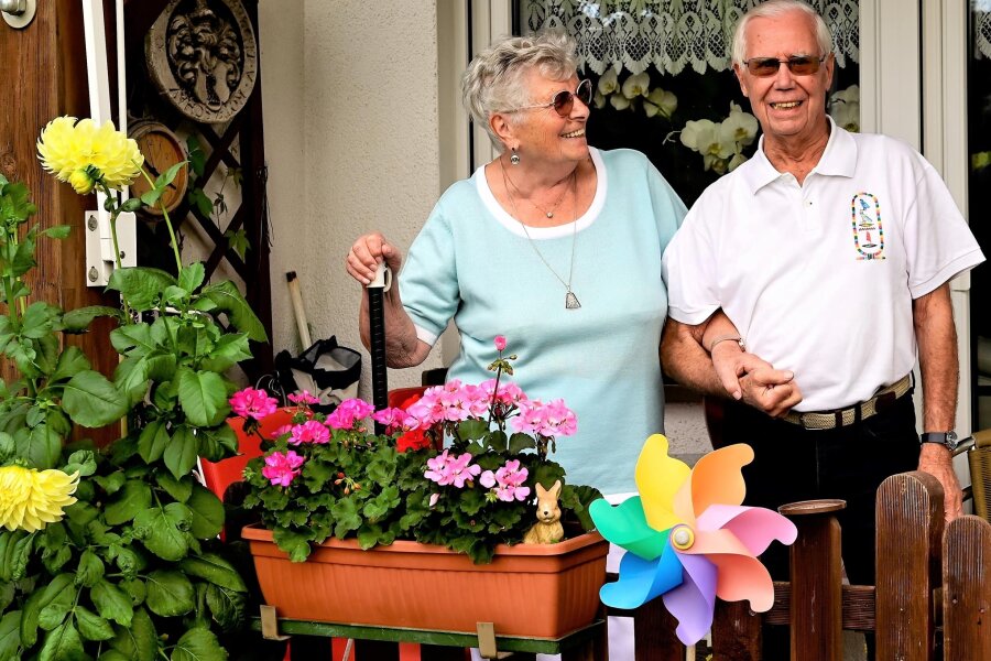 Rezept für eine 65 Jahre lange Liebe: Niemals erwachsen werden - Haben jeden Tag Spaß zusammen und feierten am Sonntag ihre eiserne Hochzeit: Doris und Werner Zöllner.
