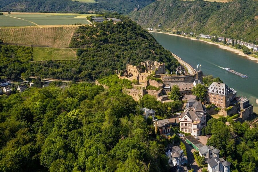 Rhein statt Wolga - Die Burg Rheinfels ist Teil des Unesco-Welterbes Oberes Mittelrheintal und gehört zum Standardprogramm einer Kreuzfahrt auf dem Rhein. Foto: Dominik Ketz/RPT