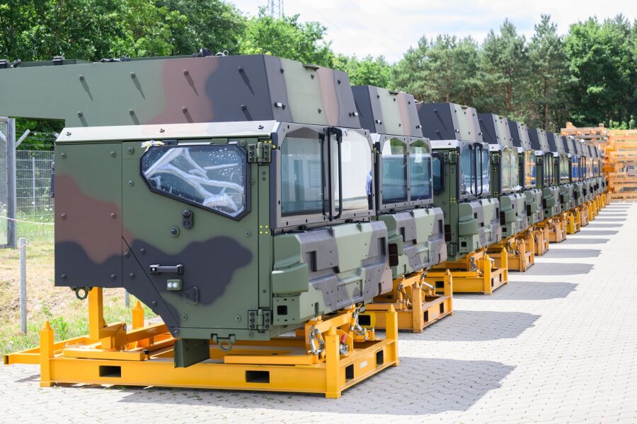Rheinmetall liefert 1500 Militär-Lastwagen an Bundeswehr - Geschützte Fahrerkabinen für Logistikfahrzeuge der HX-Serie im Rheinmetall-Werk Unterlüß. Der Rüstungskonzern liefert 1515 Militär-Lastwagen an die Bundeswehr.