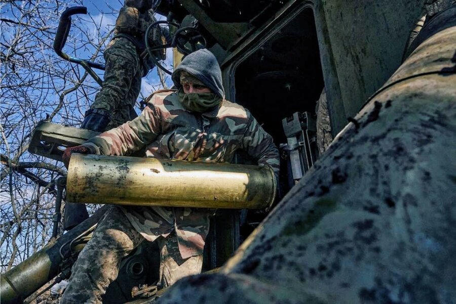 Rheinmetall rechnet mit Genehmigung für Rüstungsfabrik in Sachsen - Den ukrainischen Streitkräften geht die Artilleriemunition aus. Rheinmetall plant deshalb eine neue Pulverfabrik in Sachsen. 