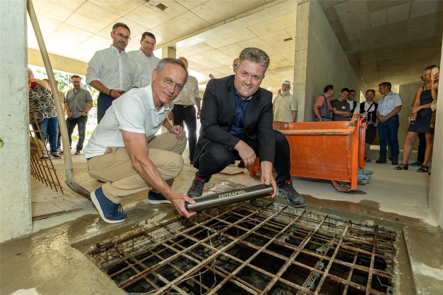 Richtfest beim Großprojekt der Diakonie Auerbach - In eine der Zwischendecken haben Architekt Ronny Neumann (l.) und Diakonie-Vorstand Sven Pruß-Delitsch eine Zeitkapsel eingegossen.