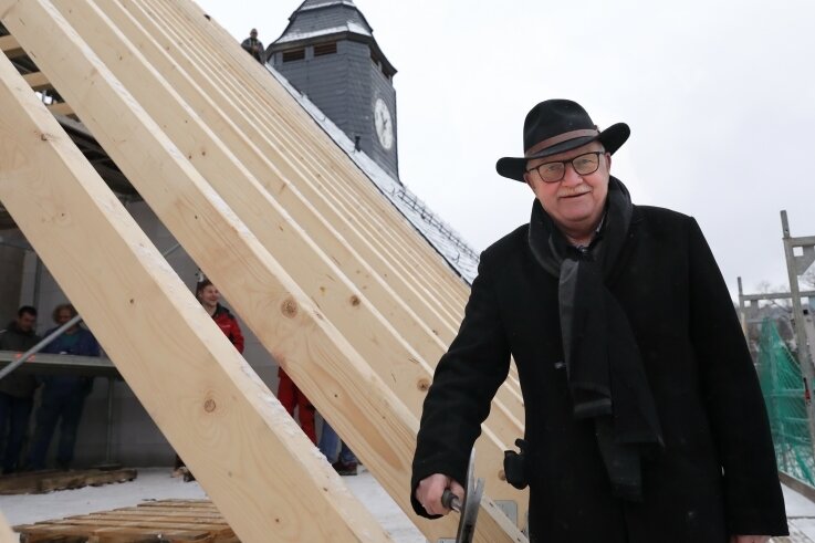 Richtfest: Schulumbau wird rund zwei Millionen Euro teurer - Bürgermeister Joachim Rudler durfte den symbolischen "letzten Nagel" in den fertigen Dachstuhl des Schulanbaus einschlagen. 
