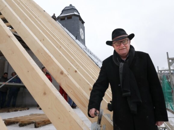 Bürgermeister Joachim Rudler durfte den symbolischen "letzten Nagel" in den fertigen Dachstuhl des Schulanbaus einschlagen. 