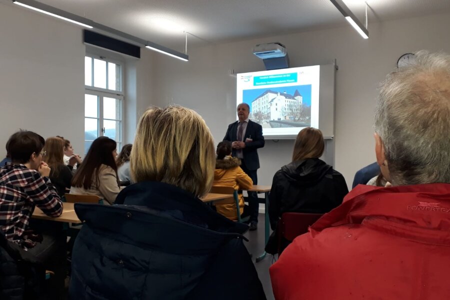 Riesen-Andrang beim Tag der Hochschule auf neuem Plauener BA-Campus - Lutz Neumann, Direktor der Plauener Berufsakademie, erklärt das duale Studium. 