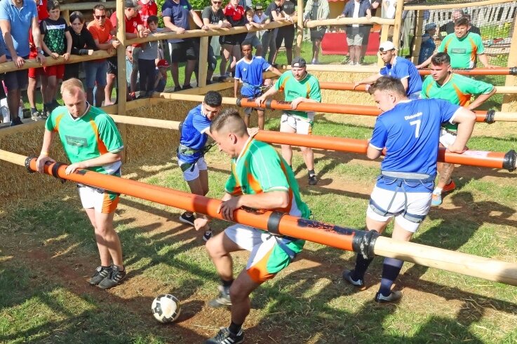 Riesen-Kicker in Fraureuth - Das Turnier auf dem Riesenkicker entschied das Fußball-Team "Mein persönlicher Favorit" (grün) für sich.