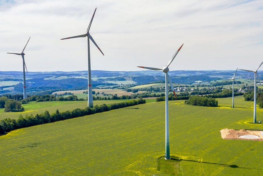 Riesen-Windkraftrad in Hilmersdorf ersetzt bald drei kleine Anlagen - Die Erdarbeiten für die neue Anlage haben schon begonnen. Aktuell verrichten fünf Windkraftanlagen am Standort ihre Arbeit. 