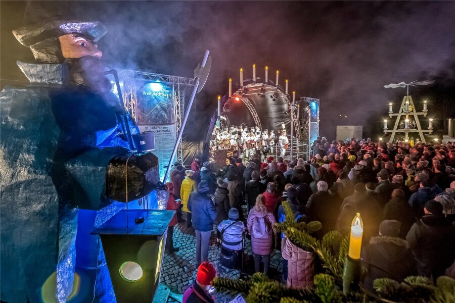 Riesenchor: Hunderte singen in Olbernhau gemeinsam Weihnachtslieder - Hunderte Sangesfreudige haben sich im Rittergut getroffen und gemeinsam Weihnachtslieder gesungen.