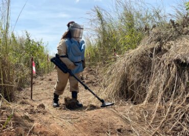 Riesenhamsterratten erschnüffeln Landminen in Angola - Eine Minenräumerin der belgischen Organisation Apopo sucht nach Landminen. Zuvor hatte eine Riesenhamsterratte dort angeschlagen.