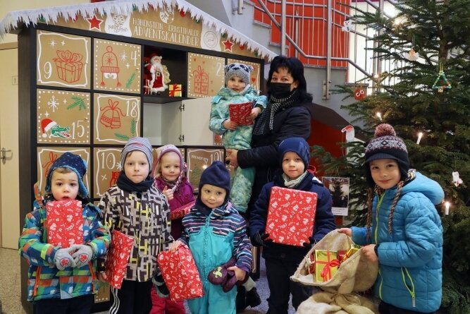 Riesenkalender schafft Riesenfreude - Die Kinder vom Ökumenischen Kindergarten Sonnenblume mit Erzieherin Anja Meyer am Adventskalender am Rathaus. 