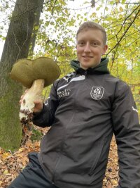 Riesenpilz: Mauersberger findet 1,5 Kilogramm schweren Steinpilz - Martin Gründig mit seinem 1,5 Kilo-Steinpilz. 