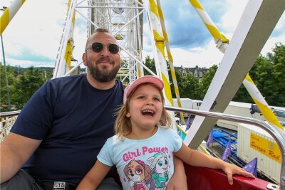 Riesenrad in Plauen dreht sich noch - Steve Meindl und seine vierjährige Tochter Flora hatten am Mittwoch auf dem Riesenrad in Plauen viel Spaß.