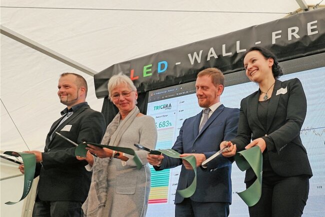Riesenstromspeicher bei Freiberg nimmt seinen Betrieb auf - Symbolischer Schnipp aller Beteiligten: Energieexperten Lars Fallant und Reinhild Kühne, Ministerpräsident Michael Kretschmer, Mandy Schipke von Novum Engineering, Martin Hartmann von der Triathlon Holding und Sabine Neuß vom Unternehmen Jungheinrich (v.l.) setzen symbolisch den Batteriespeicher in Kraft. 