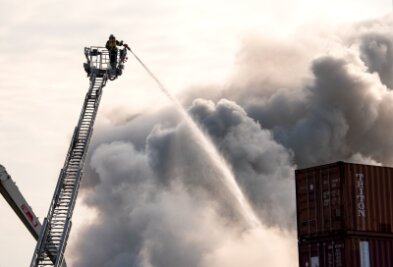 Riesige Rauchwolken über Hamburg - Schrott im Hafen brennt - Die Feuerwehr kämpft im Hamburger Hafen gegen das Feuer.
