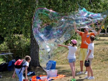 Riesige Seifenblasen bezaubern Kinder in der Miniwelt Lichtenstein - 