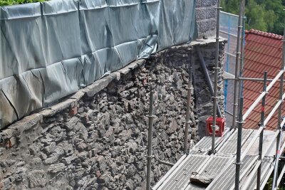 Riesige Stahlanker stabilisieren Stützwand in Waldenburg - Mitarbeiter der Firma Bau-Sanierungstechnik sorgen wieder für Standsicherheit an der Stützwand. 