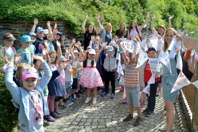 Riesige Wimpelkette übergeben - 900 Wimpel haben die Kinder aus den Plauener Kindertagesstätten der Volkssolidarität mit ganz viel Liebe gestaltet.