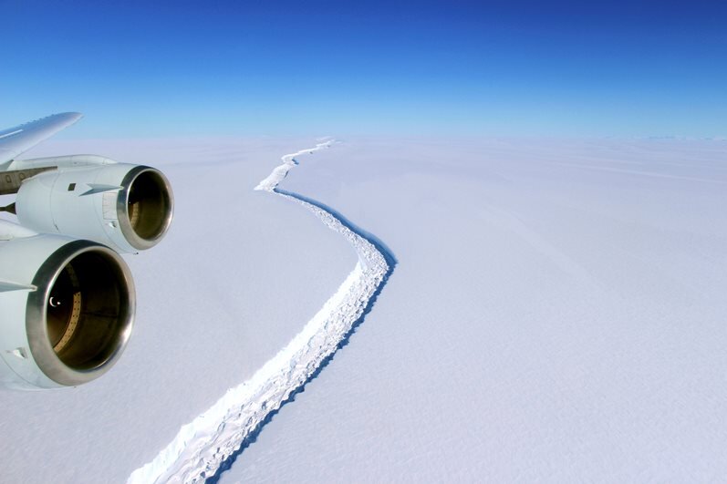 Riesiger Eisberg droht in Antarktis abzubrechen - Ein gewaltiger Riss im sogenannten Larsen-C-Schelfeis in der Antarktis trennt das Eis zunehmend vom Festland (Aufnahme vom 10.11.2016). So könnte dort bald ein neuer riesiger Eisberg entstehen. Der Koloss wird sich nach Angaben von britischen Forschern vermutlich vom Larsen-C-Schelfeis im Polarmeer lösen.