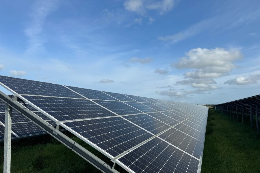 Riesiger Solarpark soll in Kiesgrube bei Zerbst entstehen - Photoelektrische Module in einem Solarpark.