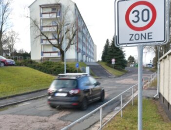 Ring der Einheit: Straßensanierung wird teurer - Eine bloße Sanierung der Straßendecke am Ring der Einheit in Brand-Erbisdorf, wie sie die Stadt vorgesehen hatte, reicht nicht aus. 